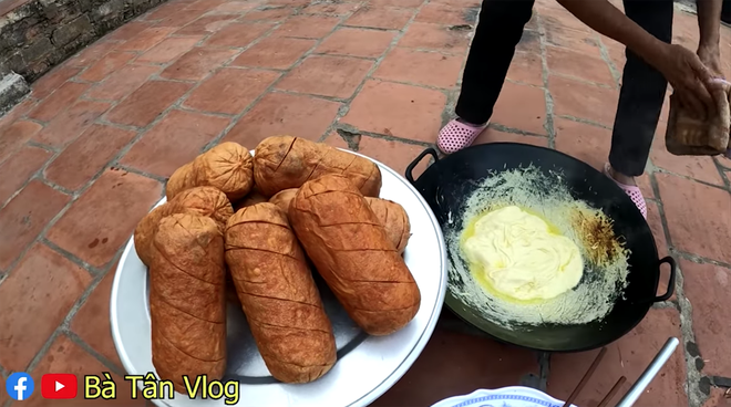 Vẫn chỉ có Bà Tân Vlog mới có món xúc xích khác người như thế: dành cho những ai có miệng rộng bởi vì quá siêu to khổng lồ - Hình 5