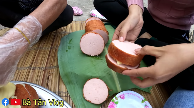 Vẫn chỉ có Bà Tân Vlog mới có món xúc xích khác người như thế: dành cho những ai có miệng rộng bởi vì quá siêu to khổng lồ - Hình 9