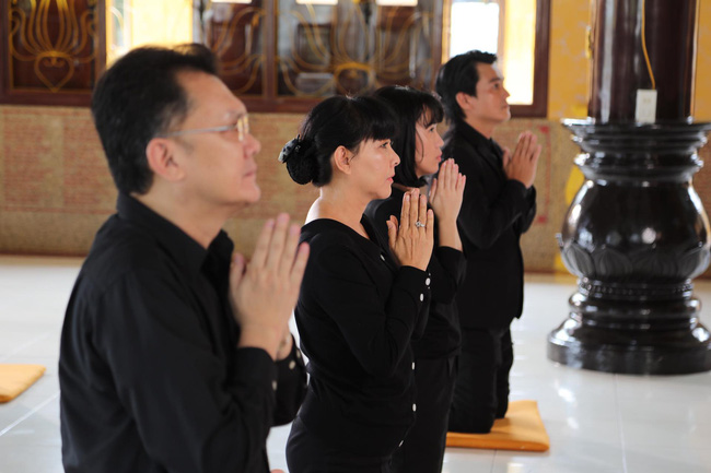 Vua bánh mì: Lộ cảnh Nhật Kim Anh đội khăn tang, khóc tức tưởi trước cửa nhà Cao Minh Đạt - Hình 6