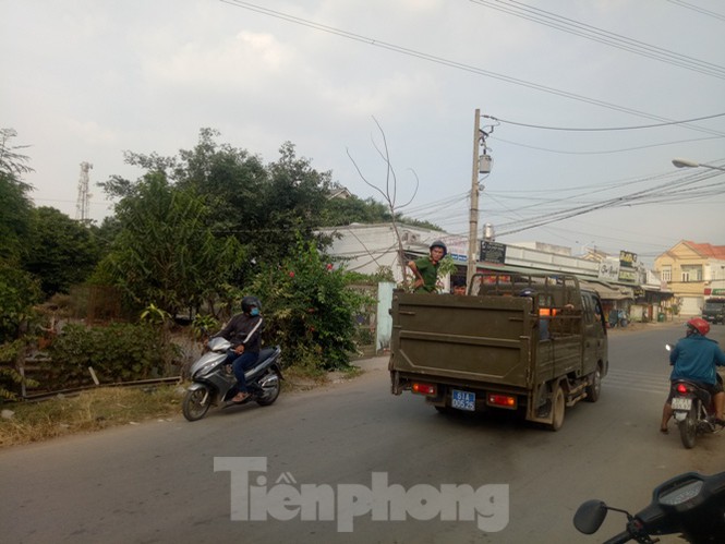 Xịt hơi cay khống chế đối tượng ôm bình gas, dí 2 dao vào cổ đòi tự sát - Hình 4