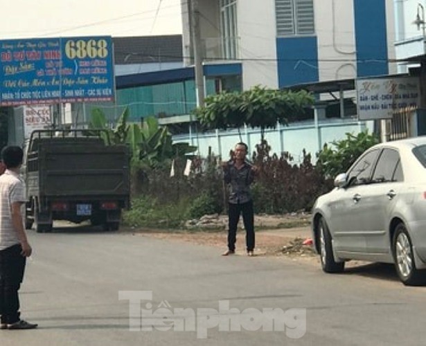 Xịt hơi cay khống chế đối tượng ôm bình gas, dí 2 dao vào cổ đòi tự sát - Hình 1
