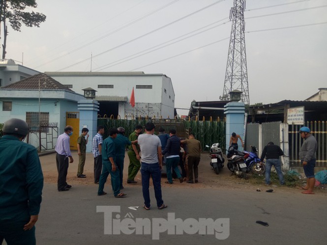 Xịt hơi cay khống chế đối tượng ôm bình gas, dí 2 dao vào cổ đòi tự sát - Hình 3