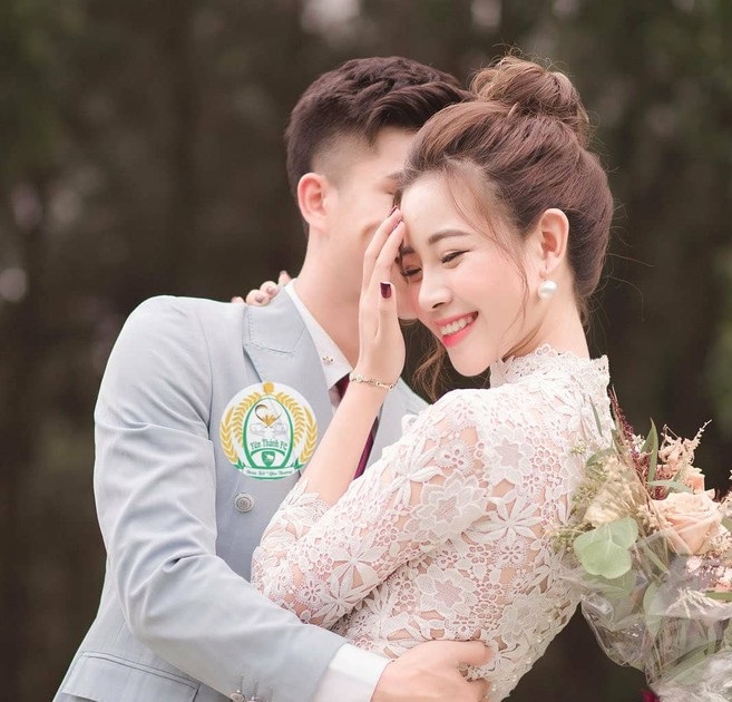 Bạn gái tung ảnh cưới giấu mặt chú rể, người hâm mộ vẫn gửi lời chúc tới  cầu thủ Phan Văn Đức - Sao thể thao - Việt Giải Trí
