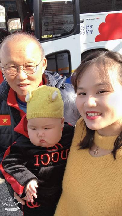 Em bé lai Việt - Hàn được Hà Đức Chinh, Quang Hải bế ở sân tập - Hình 6