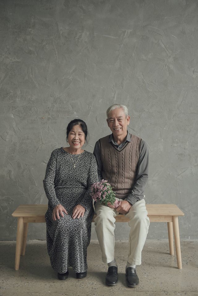 Nhiếp ảnh gia người Pháp chụp bộ ảnh đôi vợ chồng 94 tuổi và phía sau đó là một cổ tích tình già siêu dễ thương ở làng rau Trà Quế
