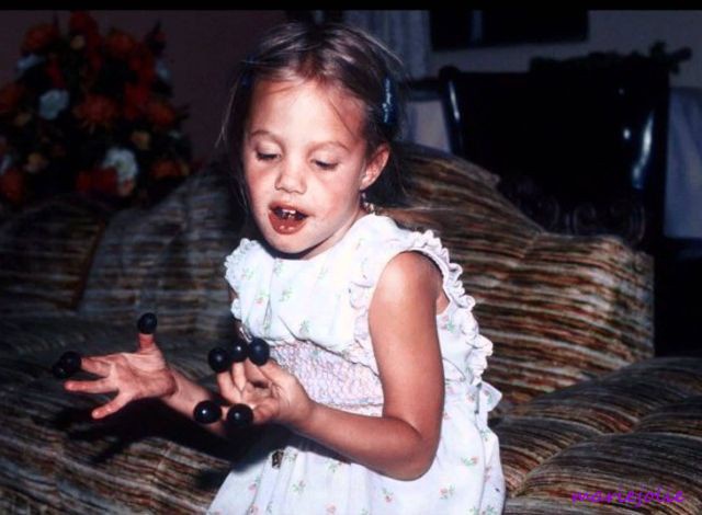 Vẻ đẹp thuở nhỏ của Angelina Jolie - Hình 2