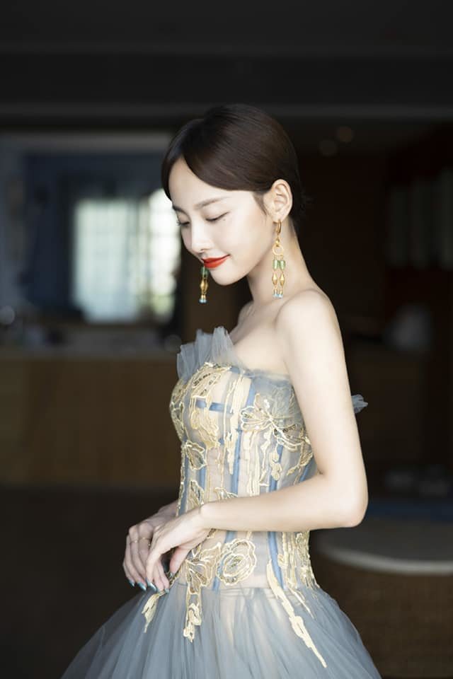 Trương Gia Nghê mặc váy công chúa át vía Dương Mịch trên thảm đỏ ...