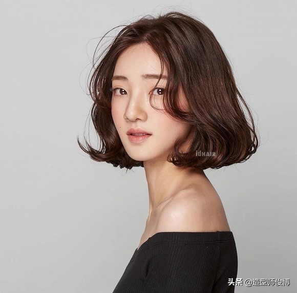 Tóc Hàn Quốc nữ: Nếu bạn đang tìm kiếm kiểu tóc xu hướng của Hàn Quốc, tóc Hàn Quốc nữ là lựa chọn hoàn hảo cho bạn. Chúng đem lại một phong cách trẻ trung, tươi mới và dễ thương. Hãy xem qua hình ảnh để tìm kiếm ý tưởng cho kiểu tóc của mình.