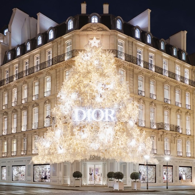 La maison Louis Vuitton irradie pour Noël