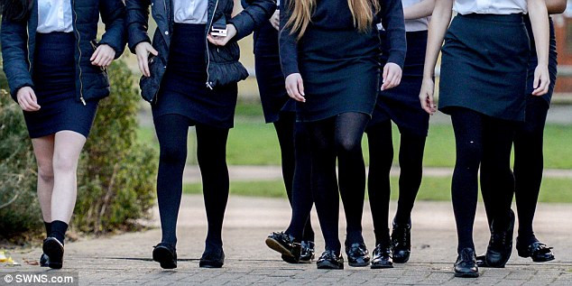 Nắng nóng kỷ lục nam sinh Anh mặc váy đến trường
