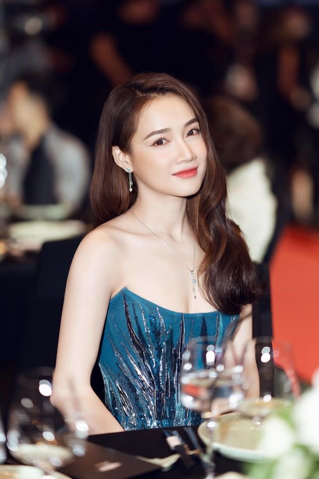 Hoa hậu HHen Niê diện váy vàng xinh đẹp như công chúa Belle bước ra từ  truyện cổ tích  Báo Hà Giang điện tử