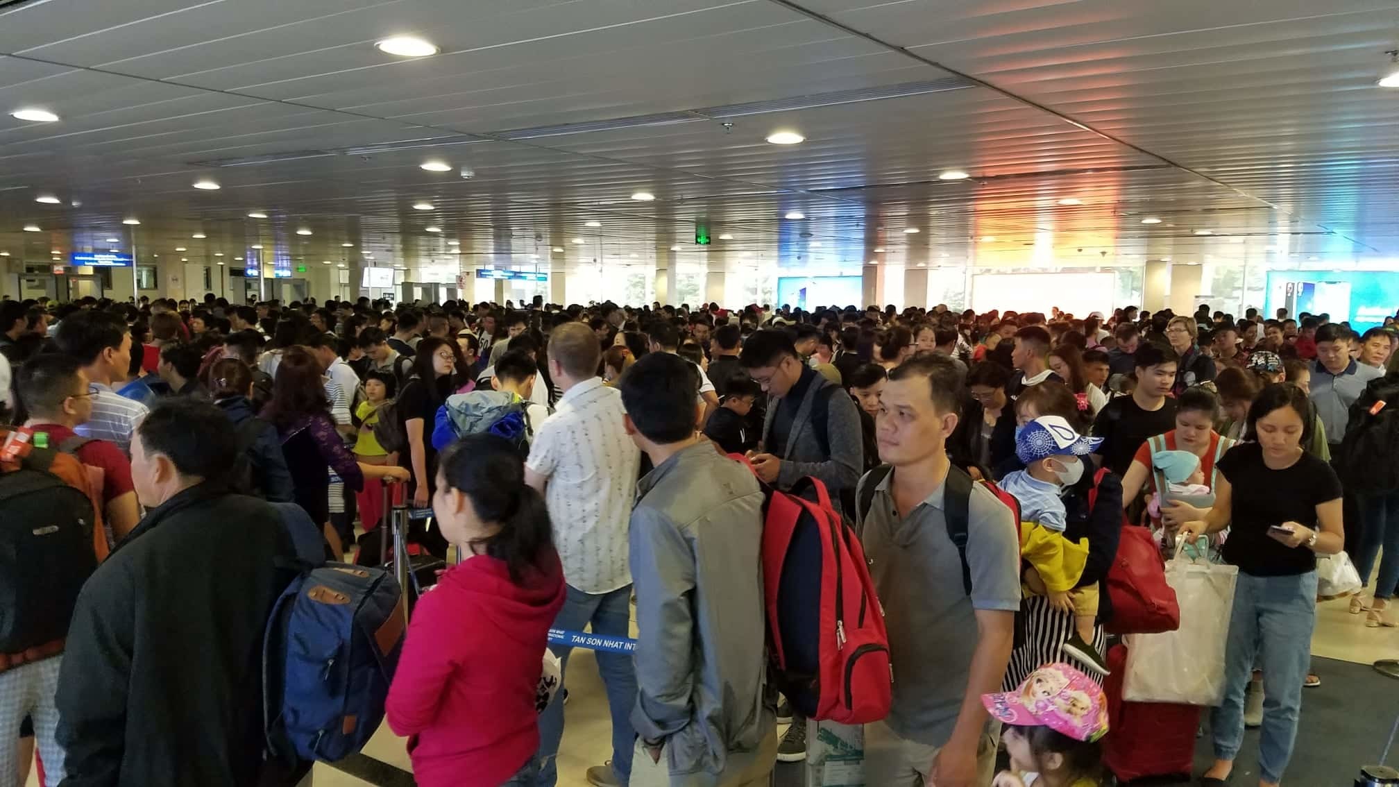 ẢNH: Tân Sơn Nhất nêm cứng người, lập kỷ lục 900 chuyến bay/ngày - Hình 10