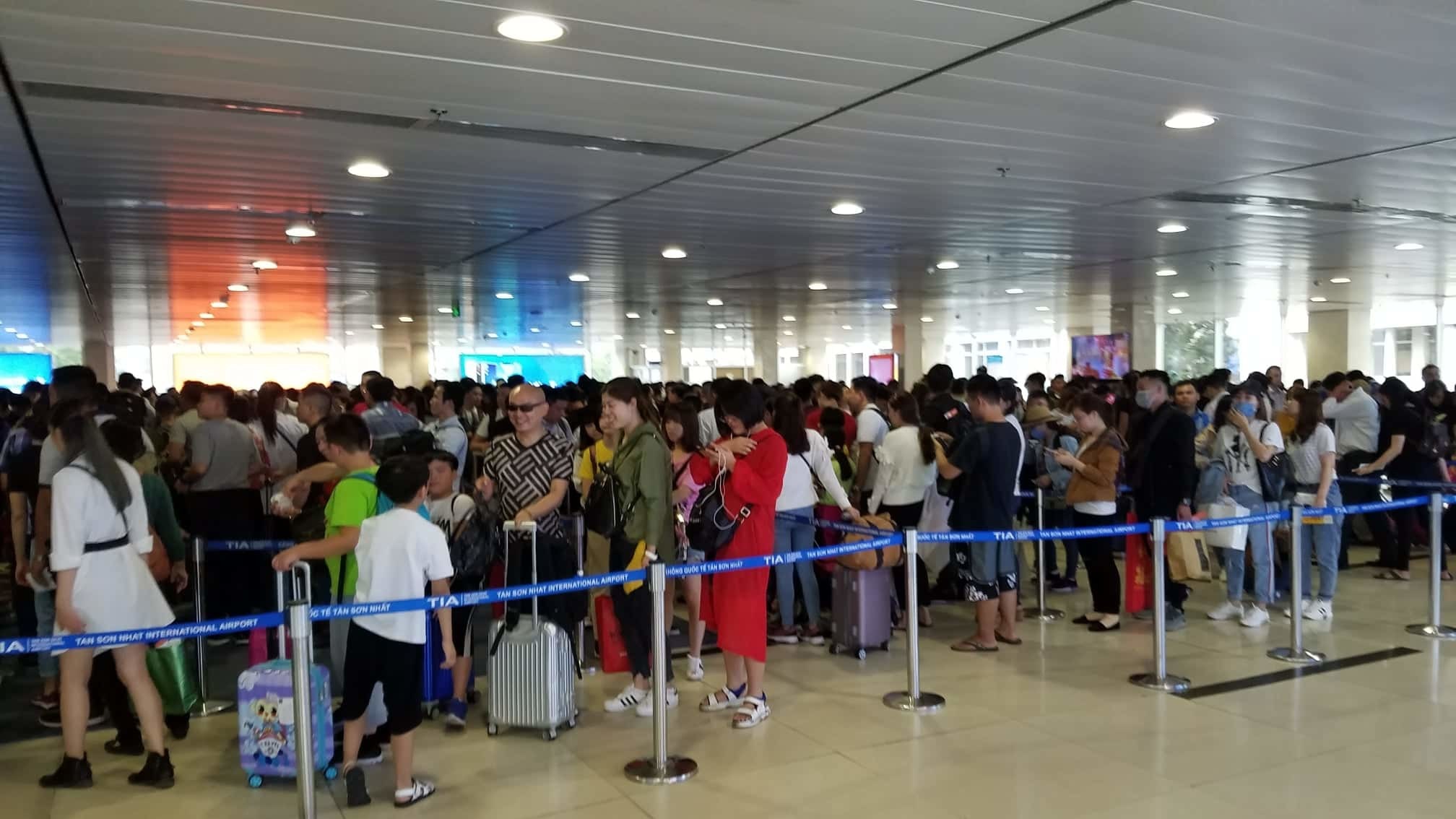 ẢNH: Tân Sơn Nhất nêm cứng người, lập kỷ lục 900 chuyến bay/ngày - Hình 11