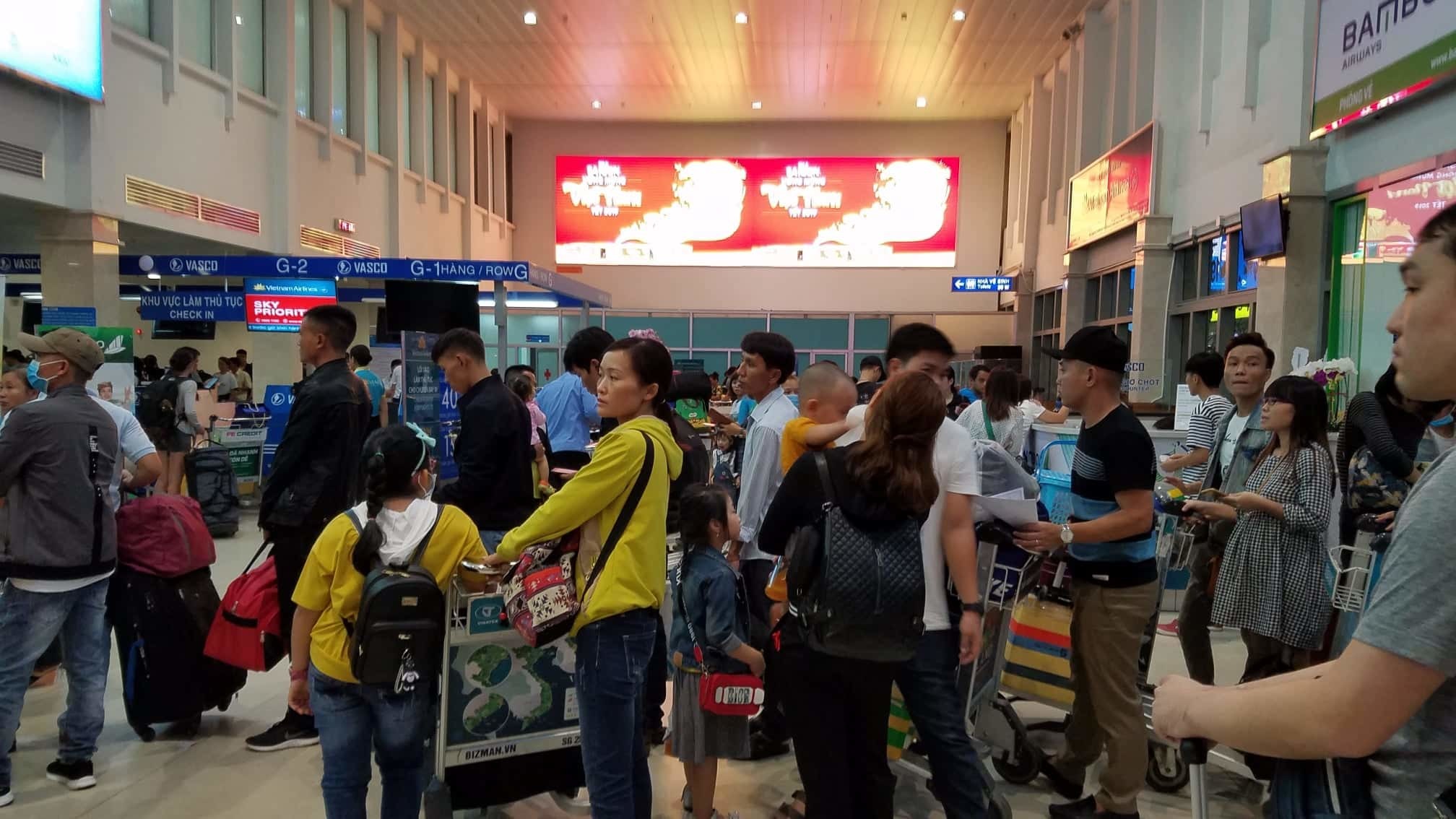 ẢNH: Tân Sơn Nhất nêm cứng người, lập kỷ lục 900 chuyến bay/ngày - Hình 5