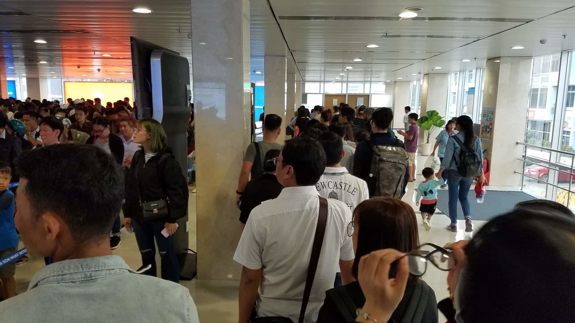 ẢNH: Tân Sơn Nhất nêm cứng người, lập kỷ lục 900 chuyến bay/ngày - Hình 9