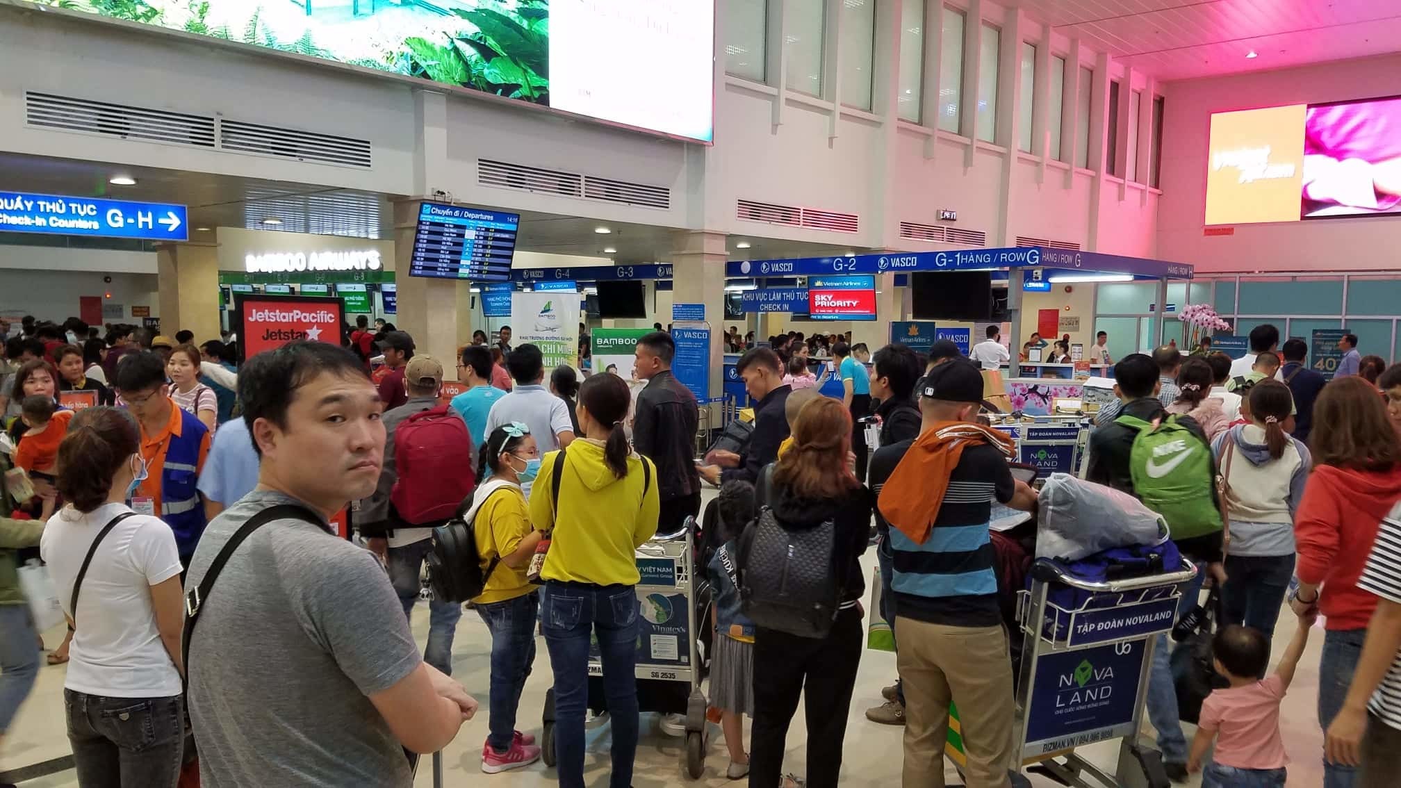 ẢNH: Tân Sơn Nhất nêm cứng người, lập kỷ lục 900 chuyến bay/ngày - Hình 7