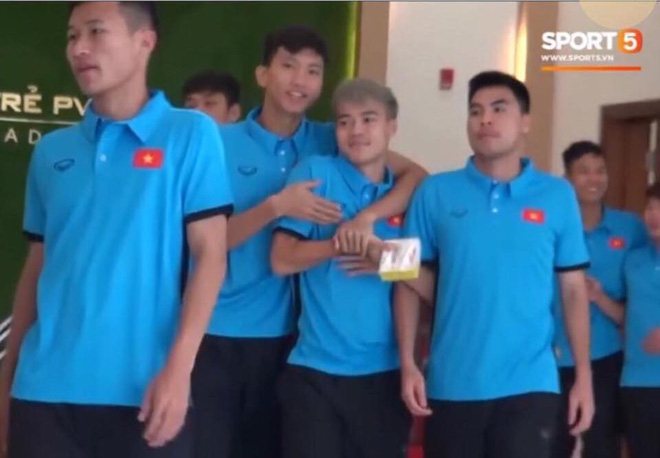 Bùi Tiến Dũng ở cùng phòng và tự tin có thể bắt nạt Văn Hậu - Hình 5