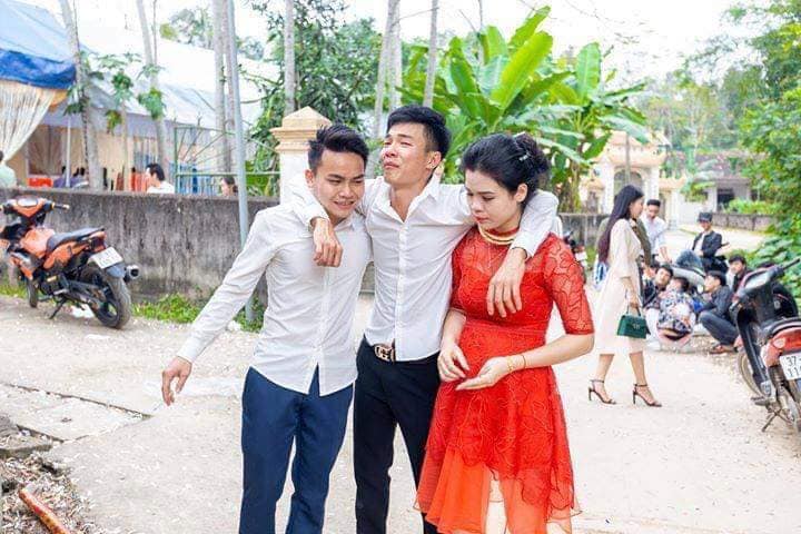 Góc đáng yêu: Anh trai khóc hết nước mắt vì em gái lấy chồng ngày cận Tết - Hình 4