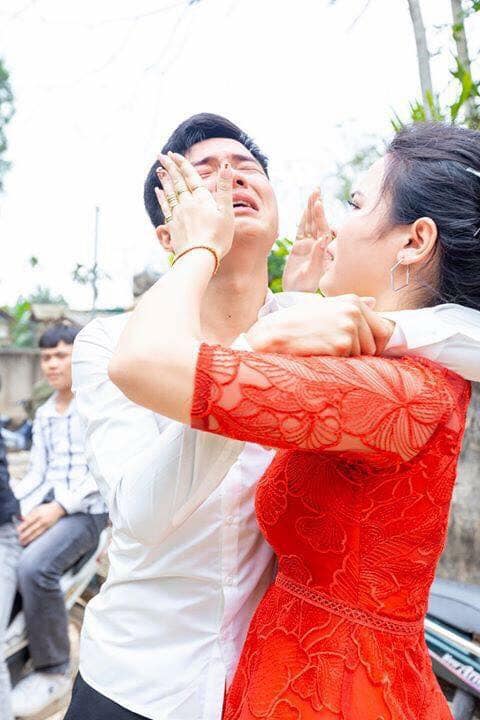 Góc đáng yêu: Anh trai khóc hết nước mắt vì em gái lấy chồng ngày cận Tết - Hình 3