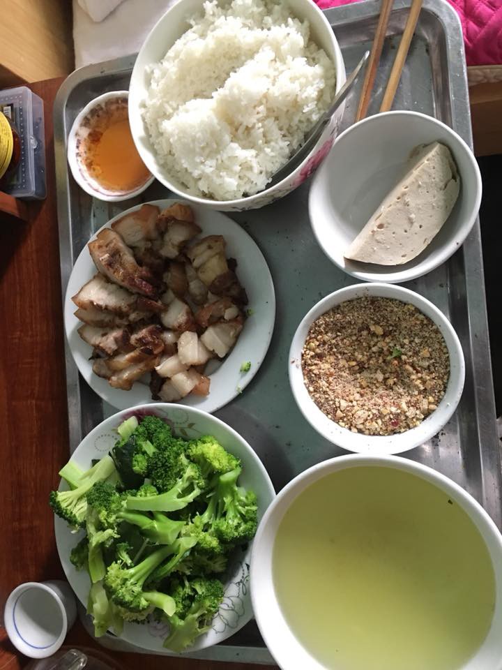 Khoe mâm cơm cữ đầy ắp ngày Tết, mẹ trẻ khiến chị em hoang mang vì đĩa rau luộc - Hình 2