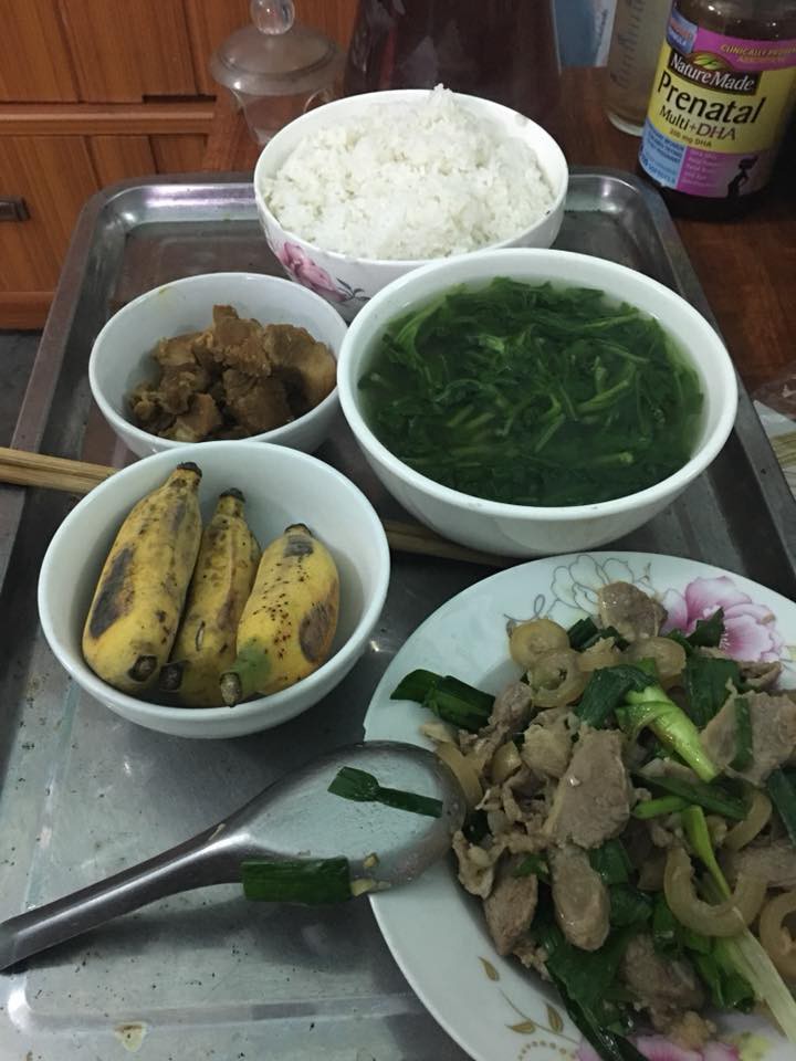 Khoe mâm cơm cữ đầy ắp ngày Tết, mẹ trẻ khiến chị em hoang mang vì đĩa rau luộc - Hình 3