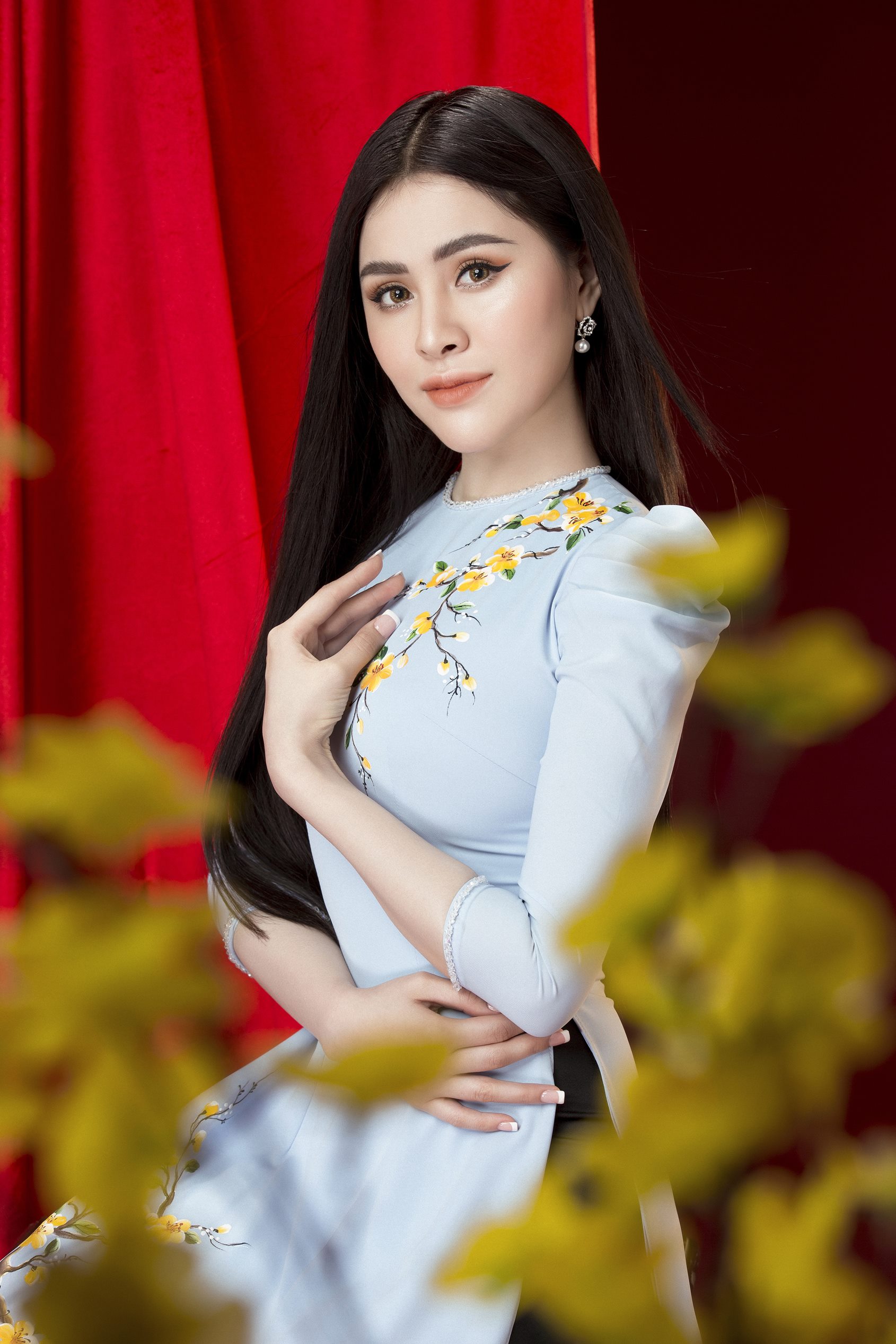 Mê mẩn ngắm nhan sắc ngọt ngào của á hậu Thư Dung khi diện áo dài Tết - Hình 1