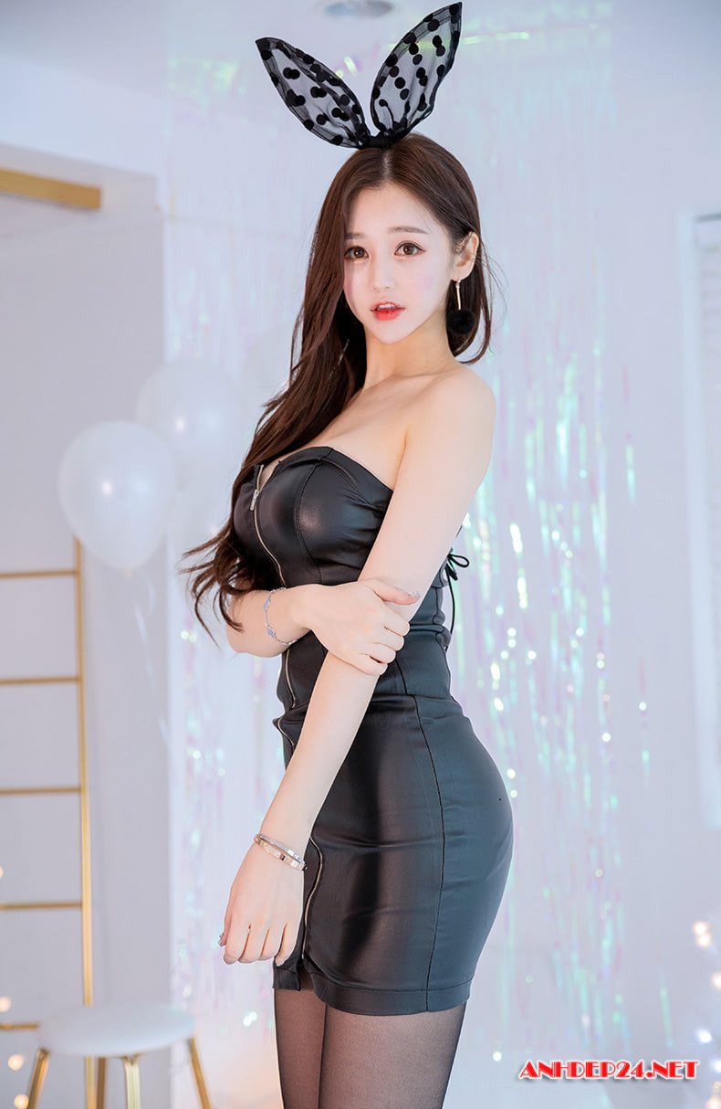 Người đẹp siêu vòng 1 xứ kim chi khoe dáng bốc lửa - Hình 1