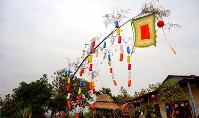 Nhà nhà dựng cây nêu khi giáp Tết xuân về, đằng sau phong tục cũ ấy hóa ra là ý nghĩa tốt đẹp này - Hình 1