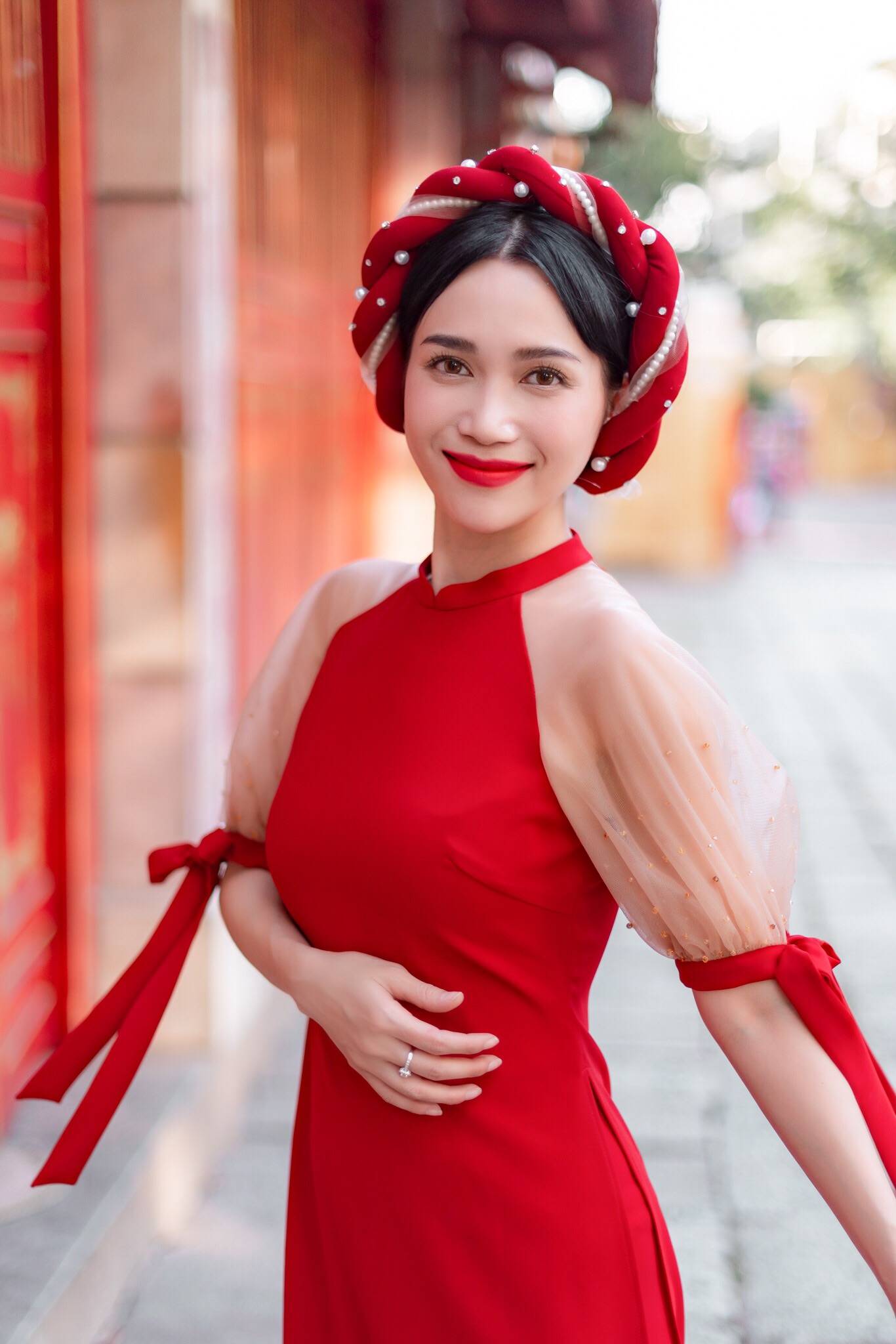 Sĩ Thanh bất ngờ đẹp nền nã dịu dàng với áo dài trên phố Xuân - Hình 4