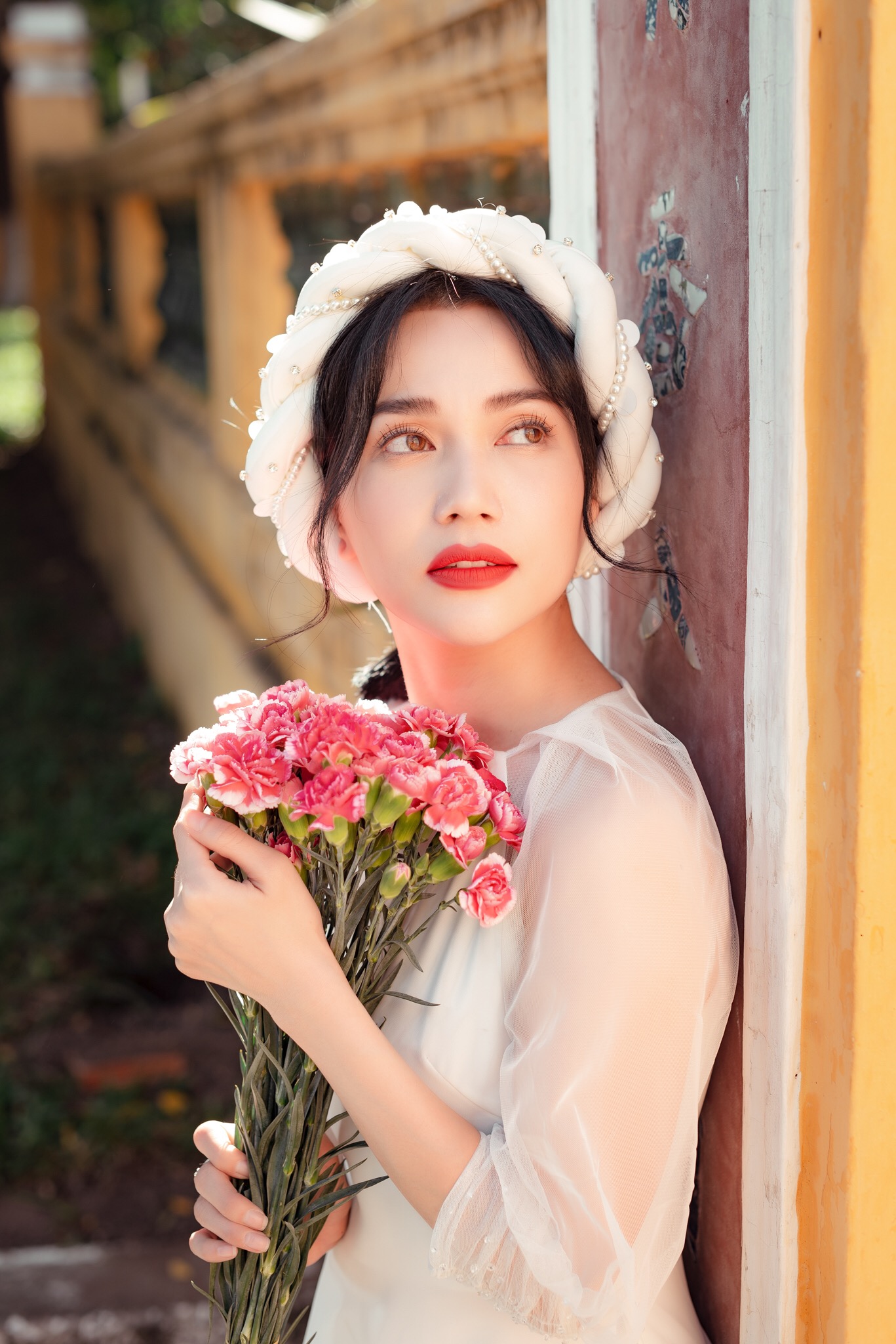 Sĩ Thanh bất ngờ đẹp nền nã dịu dàng với áo dài trên phố Xuân - Hình 1
