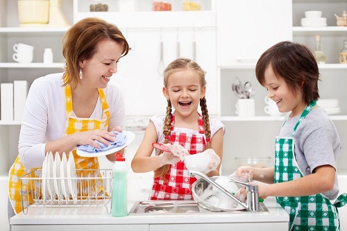 Tám cách khuyến khích trẻ phụ giúp việc nhà trong dịp Tết - Hình 1