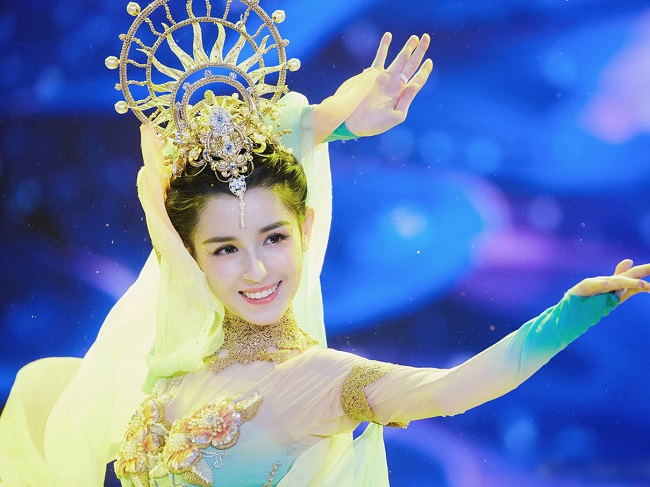 Tiên nữ Tân Cương, Lưu Diệc Phi mặc mỏng như tờ: Ai gợi cảm hơn? - Hình 1
