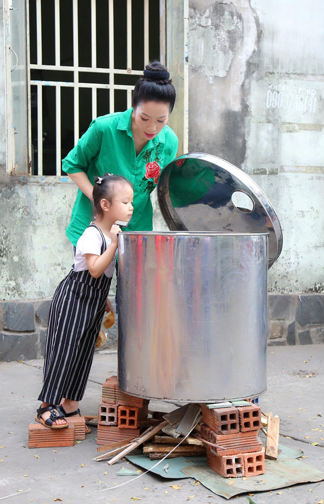 Trịnh Kim Chi, Angela Phương Trinh gói bánh chưng, bánh tét đón Tết - Hình 3