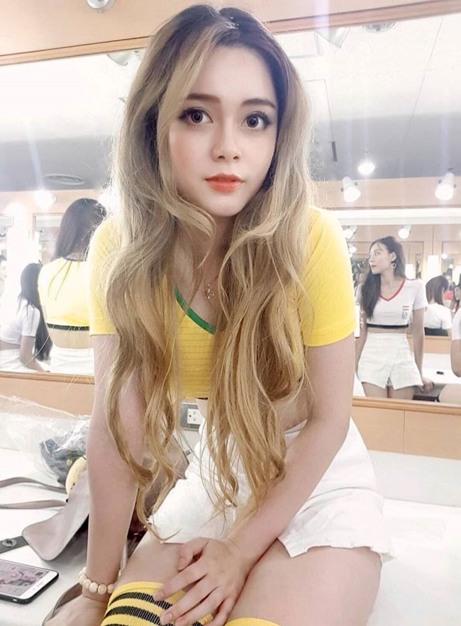 Vẻ đẹp đời thường bốc lửa của hai hot girl đóng Táo Quân 2019 - Hình 11