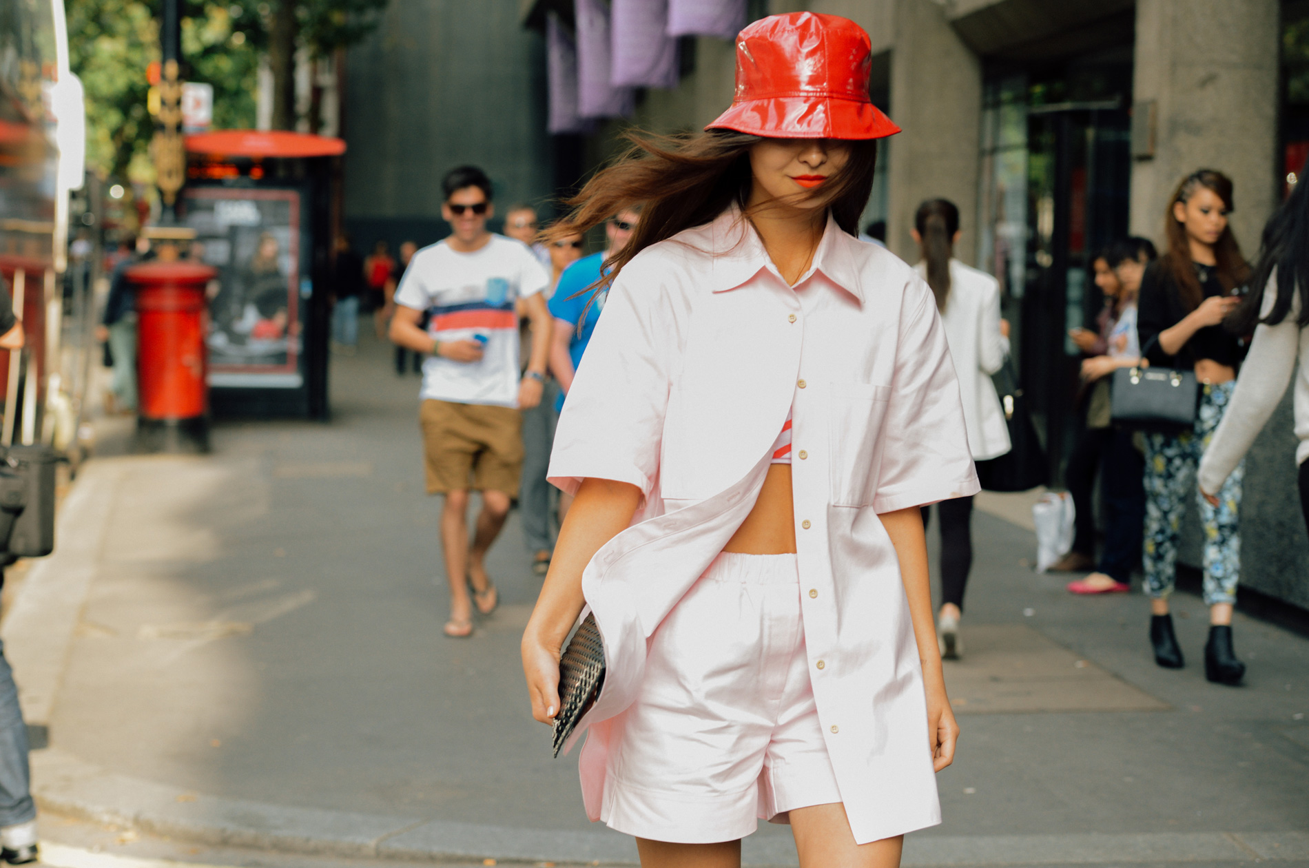 Включи видео модный. Панама тренд 2020 Street Style. Панама 2021 тренд. Панамы стрит стайл лето. Кожаные панамы Street Style 2020.