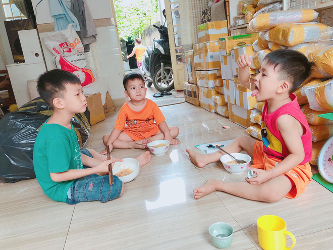 Chụp ảnh bên 5 đứa trẻ, bà mẹ 9x bỗng thành người mượn con hàng xóm câu like và sự thật đằng sau - Hình 4