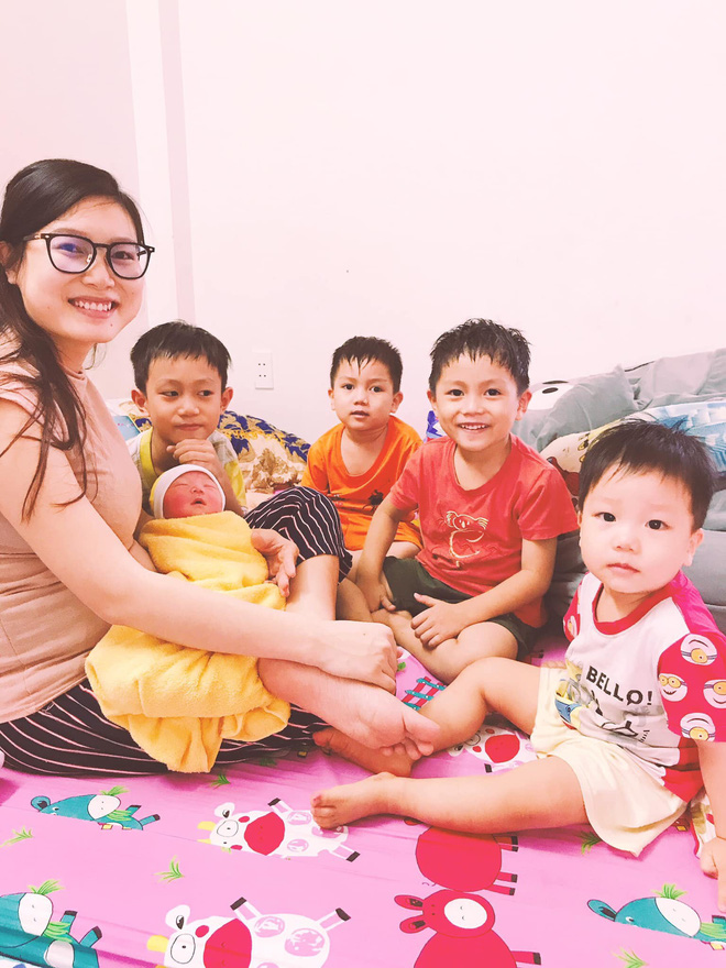 Chụp ảnh bên 5 đứa trẻ, bà mẹ 9x bỗng thành người mượn con hàng xóm câu like và sự thật đằng sau - Hình 1