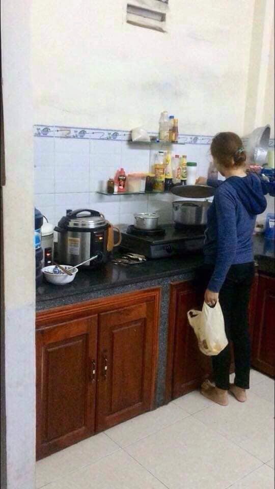 Đang nấu cơm trong bếp, người phụ nữ khóc thét lao ra ngoài khi mở nắp vung nồi ra - Hình 1