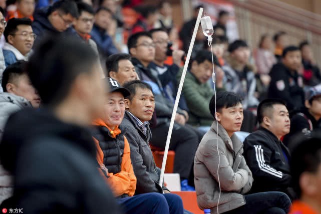 Fan cuồng bóng đá là đây: Bệnh nặng chưa khỏi, anh chàng vác theo bình truyền nước tới sân xem đội nhà đá tập - Hình 1