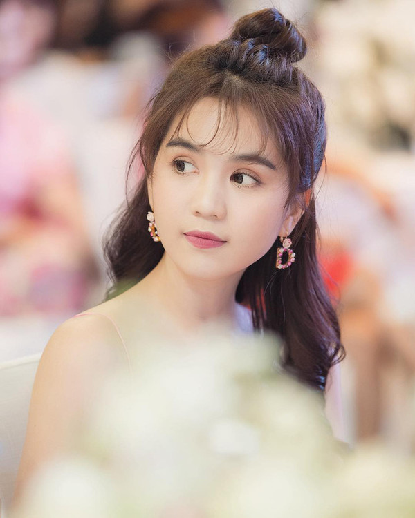 Không phải hàng hiệu trăm triệu, đây mới là 2 bí mật giá rẻ giúp Ngọc Trinh như chưa 18 - Hình 12