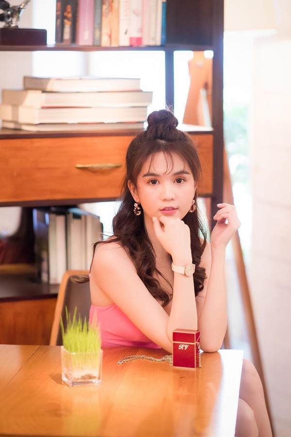 Không phải hàng hiệu trăm triệu, đây mới là 2 bí mật giá rẻ giúp Ngọc Trinh như chưa 18 - Hình 10