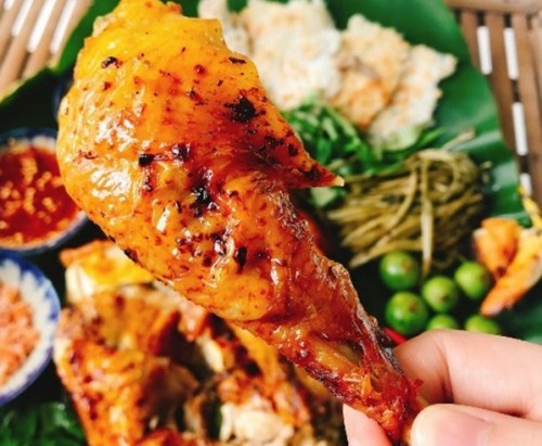 Món ngon mỗi ngày: Cuối tuần làm gà nướng ngũ vị đãi cả nhà - Hình 1