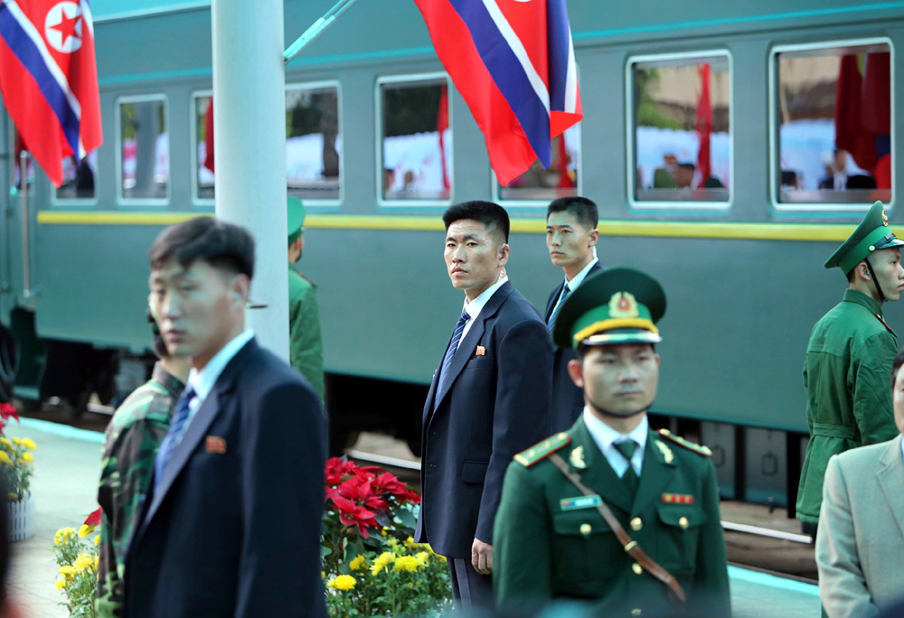 Nét nam tính 'phát hờn' trên gương mặt cận vệ của ông Kim Jong-un - Hình 7