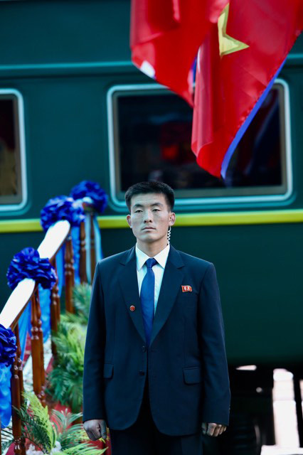 Nét nam tính 'phát hờn' trên gương mặt cận vệ của ông Kim Jong-un - Hình 9