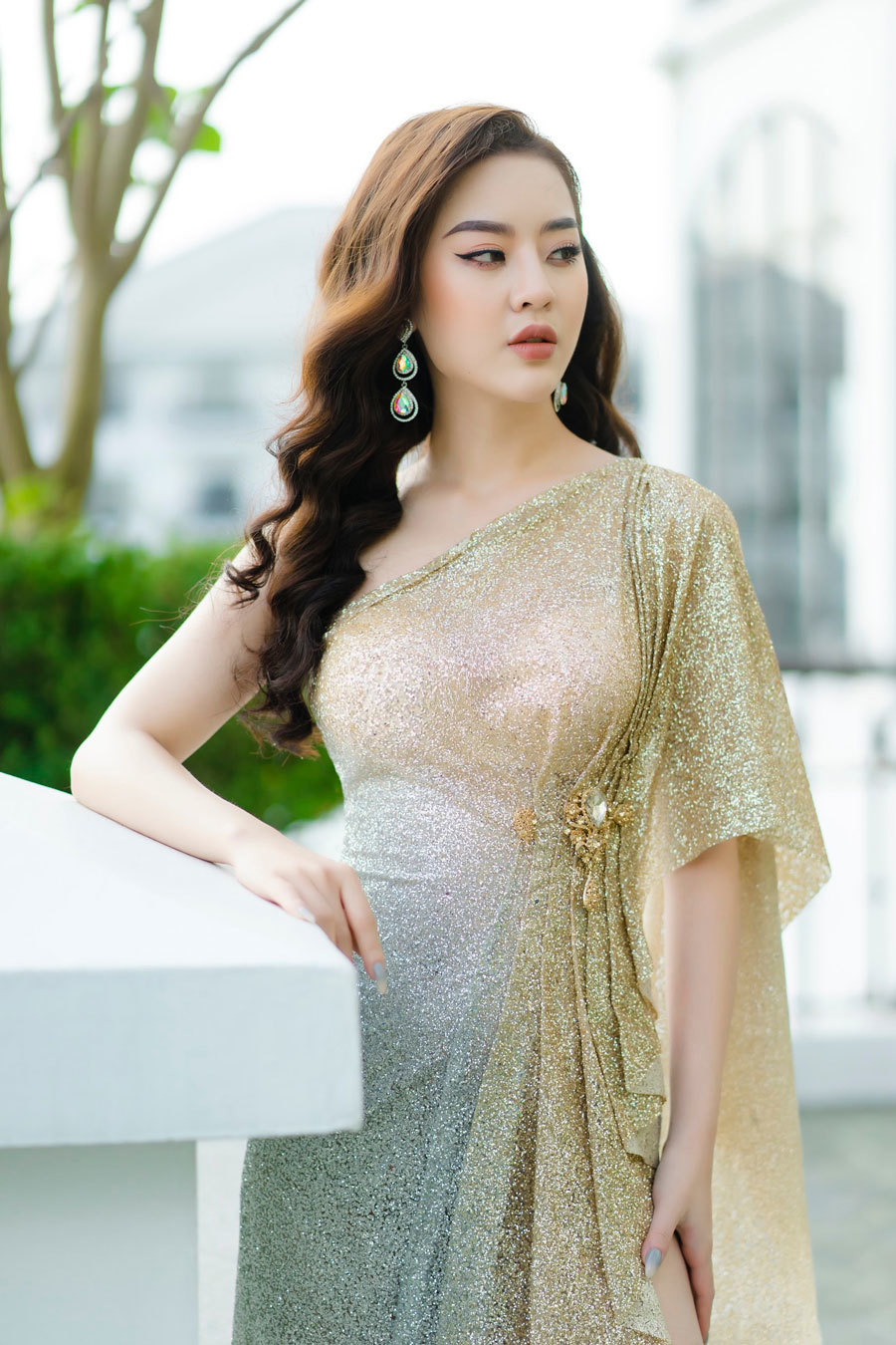 Người đẹp có vòng eo bé hơn Ngọc Trinh khoe chân dài miên man - Hình 4