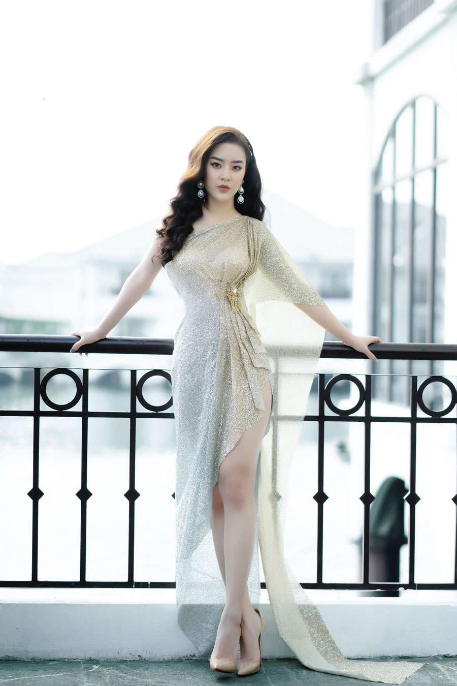 Người đẹp có vòng eo bé hơn Ngọc Trinh khoe chân dài miên man - Hình 5