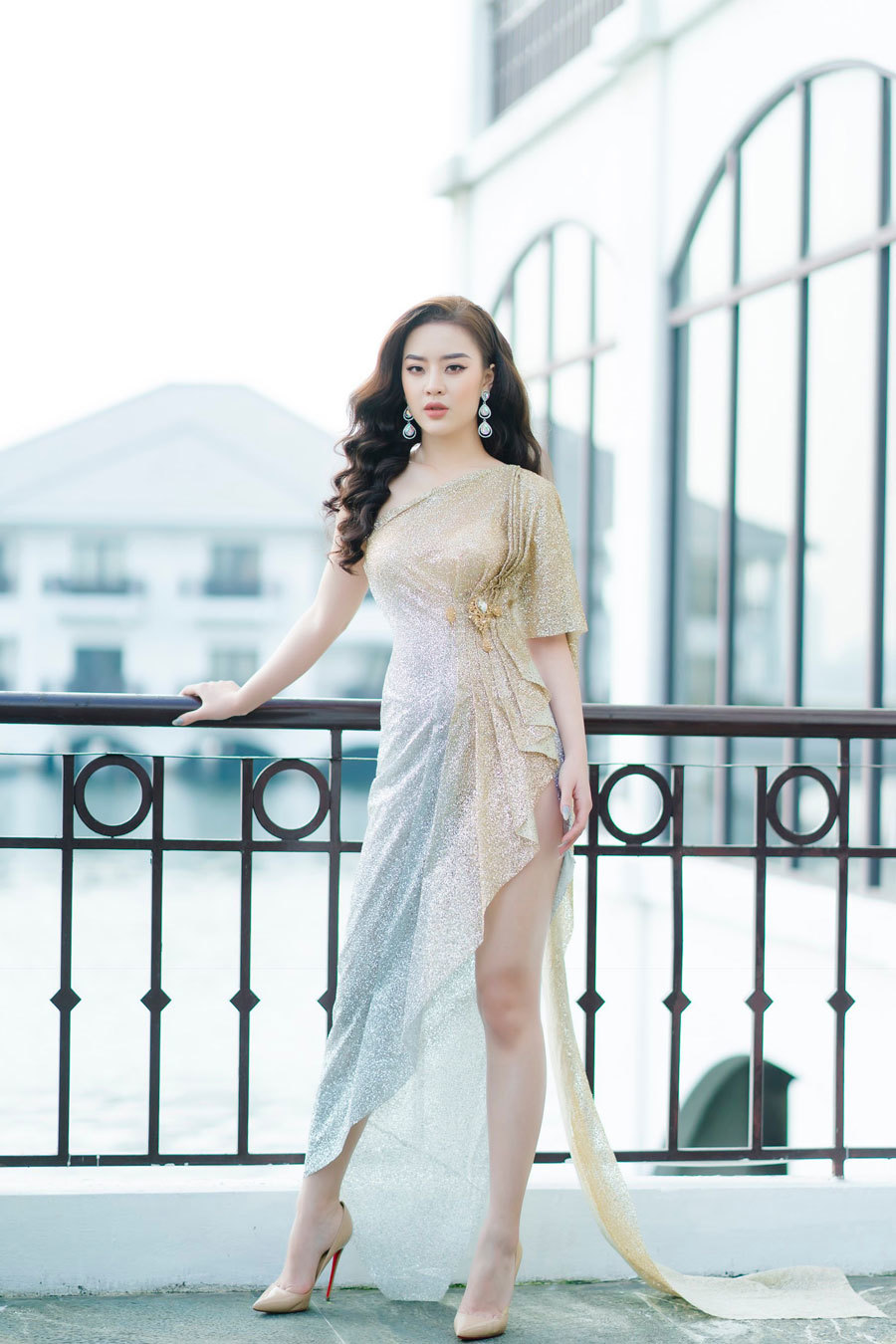Người đẹp có vòng eo bé hơn Ngọc Trinh khoe chân dài miên man - Hình 8