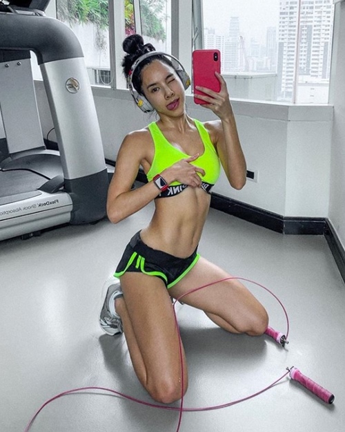 Rãnh bụng đẹp như tượng tạc của 3 nữ thần phòng gym Thái Lan - Hình 11