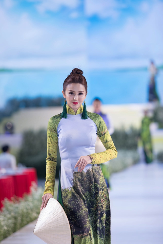 Rừng U Minh, hang động và biển xuất hiện trên tà áo dài Việt - Hình 2