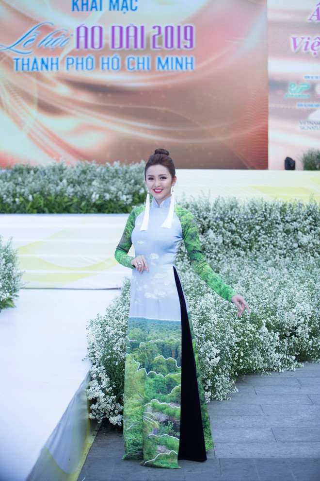 Rừng U Minh, hang động và biển xuất hiện trên tà áo dài Việt - Hình 1